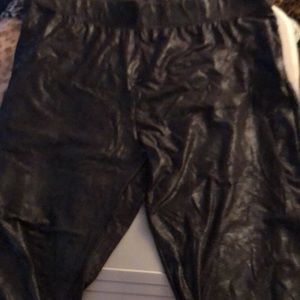 𝅺Kadashian Kollection size large black or very dark navy shiny textured legging